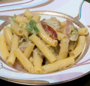 Mezzemaniche con verza, pancetta affumicata e scamorza