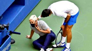 Djokovic squalificato, colpisce giudice di linea