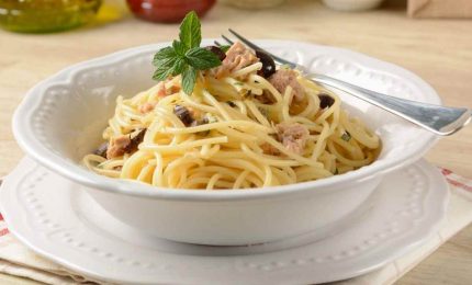 Spaghetti tonno e olive, un primo piatto fresco e semplice