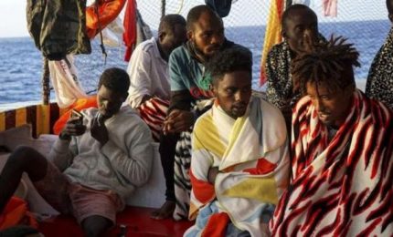 Open Arms davanti a Lampedusa: a bordo 259 persone e 5 cadaveri