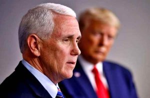 Mike Pense e sullo sfonto Donald Trump