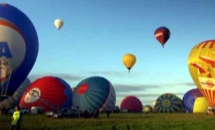 Francia, spettacolo in cielo all'alba con oltre 300 mongolfiere