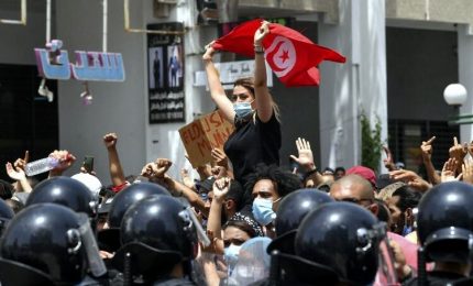 Tunisia, presidente licenzia premier: Parlamento fermo per 30 giorni