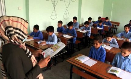 Afghanistan, a Kabul i bambini tornano a scuola con i talebani al potere