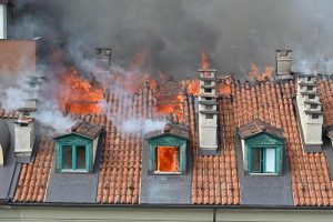 Incendio in centro Torino, fiamme su palazzo