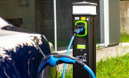 Auto elettriche, in 10 Paesi Ue neanche 1 colonnina per 100Km