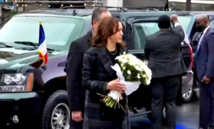 Bataclan, anche Kamala Harris depone fiori in memoria a Parigi