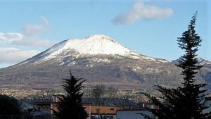 vesuvio-imbiancato-di-neve-colpo-di-coda-dell-inverno-696x392