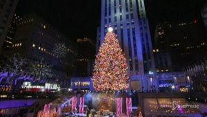 Si riaccende l'albero del Rockefeller Center dopo la pandemia