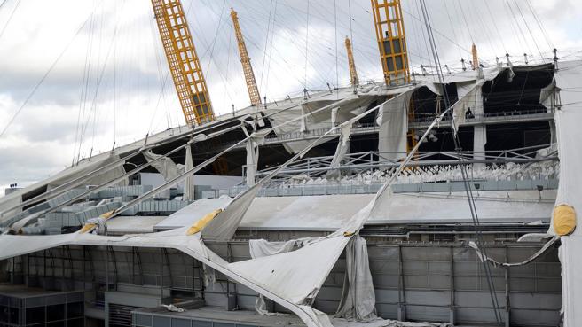 La tempesta Eunice scoperchia il tetto della 02 Arena di Londra