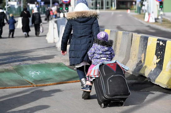 Ucraina, in migliaia cercano di fuggire: code verso la Polonia