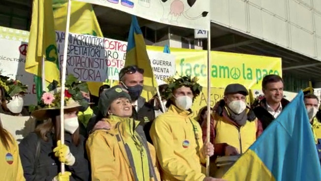 Ucraina, nazionalisti serbi manifestano a favore della Russia