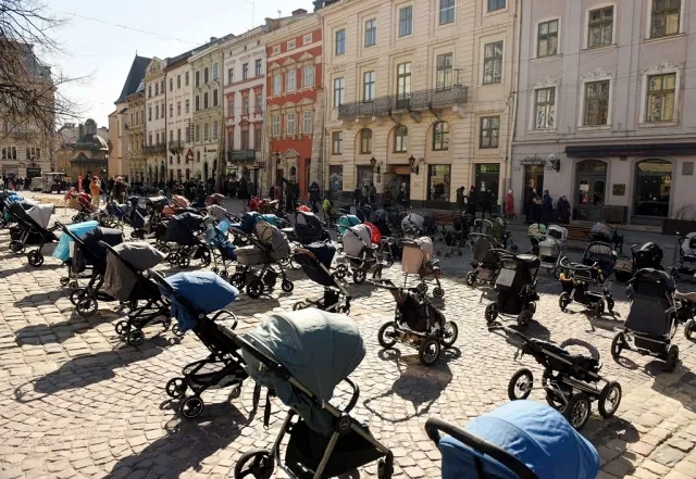 Ucraina, a Leopoli 109 passeggini simbolo dei bambini uccisi