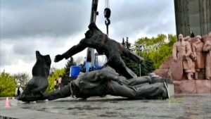 Kiev demolisce il monumento sovietico all'amicizia Ucraina-Russia