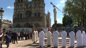 Parigi, una messa davanti a Notre Dame a tre anni dall'incendio