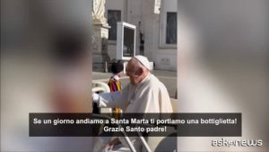 Il Papa scherza_ Un po' di tequila per il mio ginocchio...!