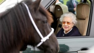 Regina arriva sorridente in jeep al Royal Windsor Horse Show