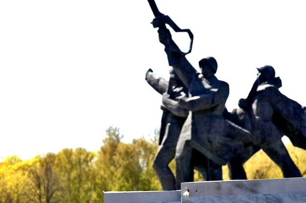 In Lettonia abbattuto un monumento simbolo dell'era sovietica