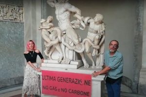 Ambiente/Ai Musei vaticani attivisti per clima si incollano a statua Lacoonte