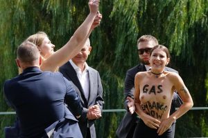 Scholz bersaglio delle Femen, le attiviste coperte e portate via