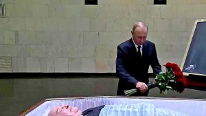 Putin rende omaggio a Gorbaciov e depone fiori accanto alla bara