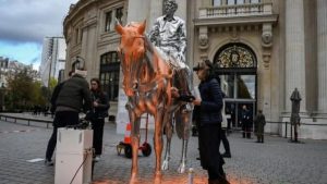 A Parigi vernice contro statua di Charles Ray per il clima