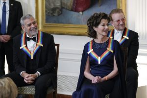 Biden riceve alla Casa Bianca George Clooney e gli U2