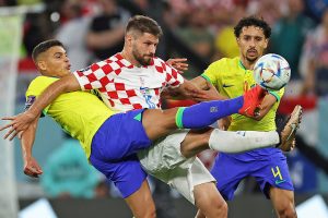 QAT: Croatia v Brazil. FIFA World Cup, WM, Weltmeisterschaft, Fussball Qatar 2022 Bruno Petkovic of Croatia, Thiago Sil