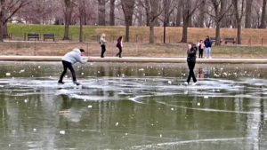 La piscina del National Mall diventa una pista di pattinaggio_cleanup