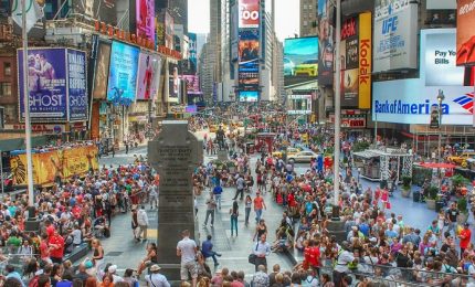 I newyorchesi a Times Square buttano il 2022