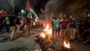 Palestinesi festeggiano l'attentato contro sinagoga a Gerusalemme