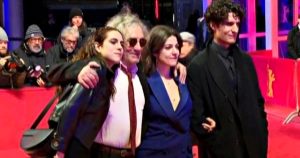 Berlinale, Philippe Garrel sfila sul red carpet con i tre figli