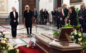 Camera ardente di Maurizio Costanzo allestita presso la Sala della Protomoteca in Campidoglio