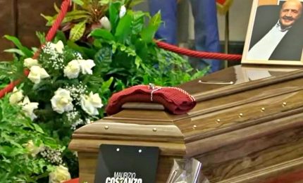 Folla, amici e commozione ai funerali di Maurizio Costanzo