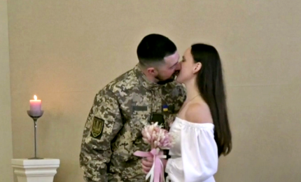 I militari ucraini in congedo si sposano per San Valentino