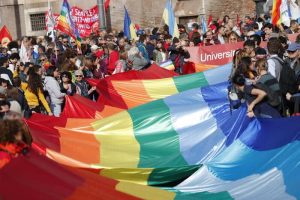 Pace: in piazza a Roma manifestanti intonano 'Bella Ciao'