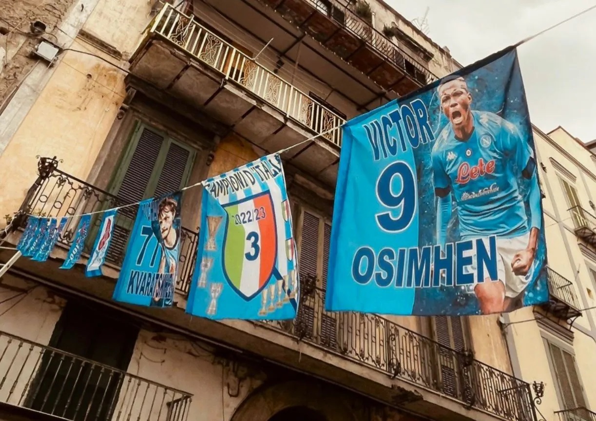 Dal pane celeste ai tatuaggi, Napoli è già in festa scudetto