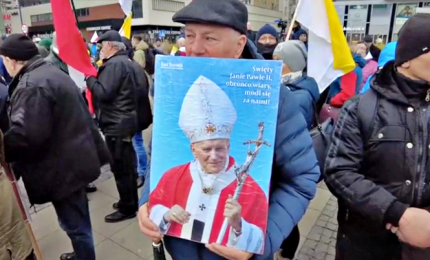 A Varsavia in piazza per difendere la memoria di Wojtyla