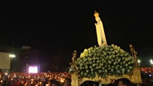 La processione a Fatima in attesa del Papa in agosto