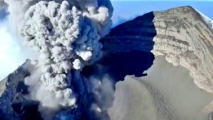 L'enorme nube di cenere del vulcano Popocatepetl in Messico_cleanup