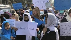 Protesta donne a Kabul contro riconoscimento del governo talebano