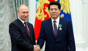 Vladimir Putin e l'ambasciatore cinese Li Hui