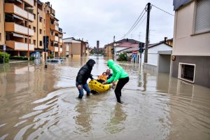 Il maltempo fa paura al Centro, a Cesena fuga sui tetti