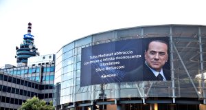 Chi sarà ai funerali di Stato di Berlusconi. Polemiche su lutto nazionale