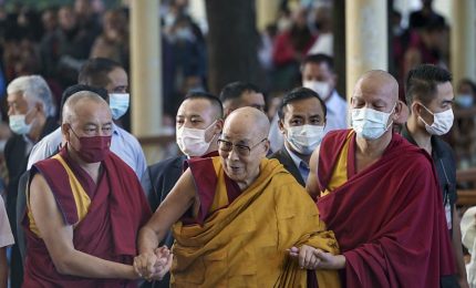 Migliaia di fedeli assistono agli insegnamenti del Dalai Lama