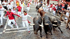 A Pamplona festa in piazza in attesa della corsa dei tori