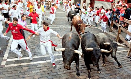 A Pamplona festa in piazza in attesa della corsa dei tori