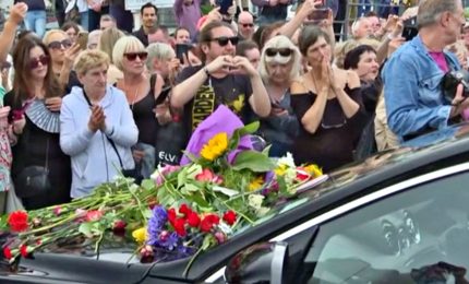 Fiori e commozione per l'addio a Sinead O'Connor