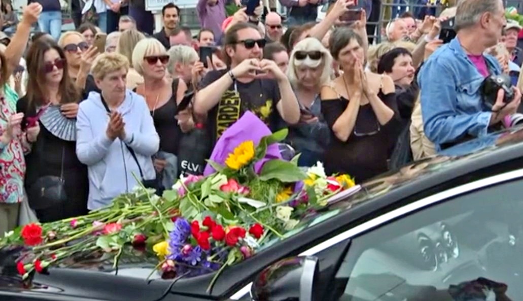 Fiori e commozione per l’addio a Sinead O’Connor