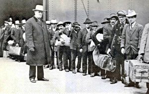 sbarco-emigranti-italiani-ellis-island-nel-1911